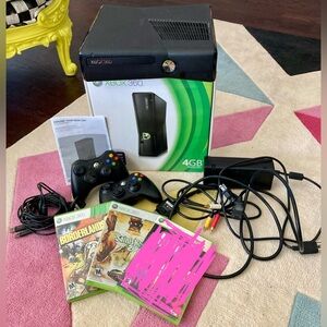 Microsoft XBOX 360 S 4GB Black Console 2 Controllers Games Borderlands Bundle